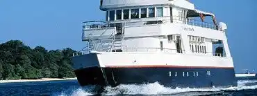 Le bateau de croisière CE9 naviguant sur les eaux bleues de la mer de Célèbes vers les sites de plongée de Sipadan.
