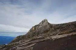 Schroffe Granitgipfel auf dem Plateau des Mount Kinabalu – ein lohnender Ausblick für Kletterer, die den höchsten Punkt Borneos und Südostasiens erreichen.