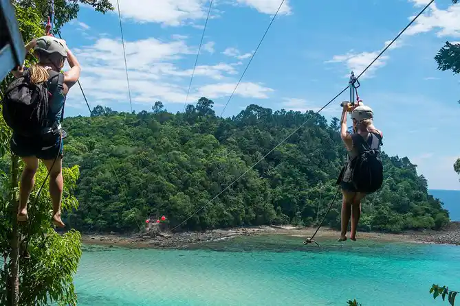 Cette tyrolienne est la plus longue de son genre au monde. Tyrolienne Coral Flyer entre les îles Gaya et Sapi à Kota Kinabalu, survolant une mer turquoise.