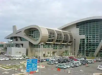 Architecture moderne du terminal de l'aéroport international de Kota Kinabalu (KKIA), principale porte d'entrée pour les voyageurs à Sabah sur l'île de Borneo.