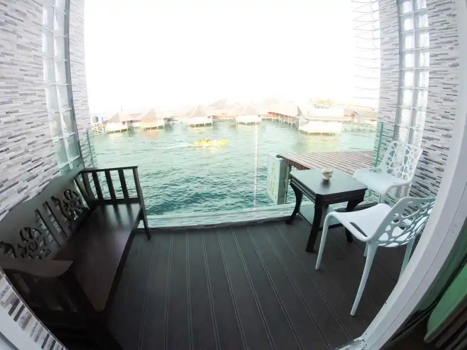 Balcon privé d'une chambre avec vue mer à l'Ocean Inn 3, idéal pour observer l'animation sur l'eau autour de Semporna.
