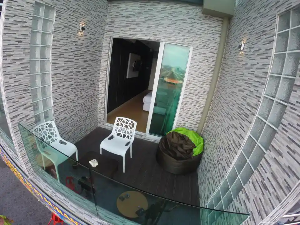Balcon privé d'une chambre standard à l'Ocean Inn 3, offrant un espace extérieur personnel aux clients séjournant à Semporna.