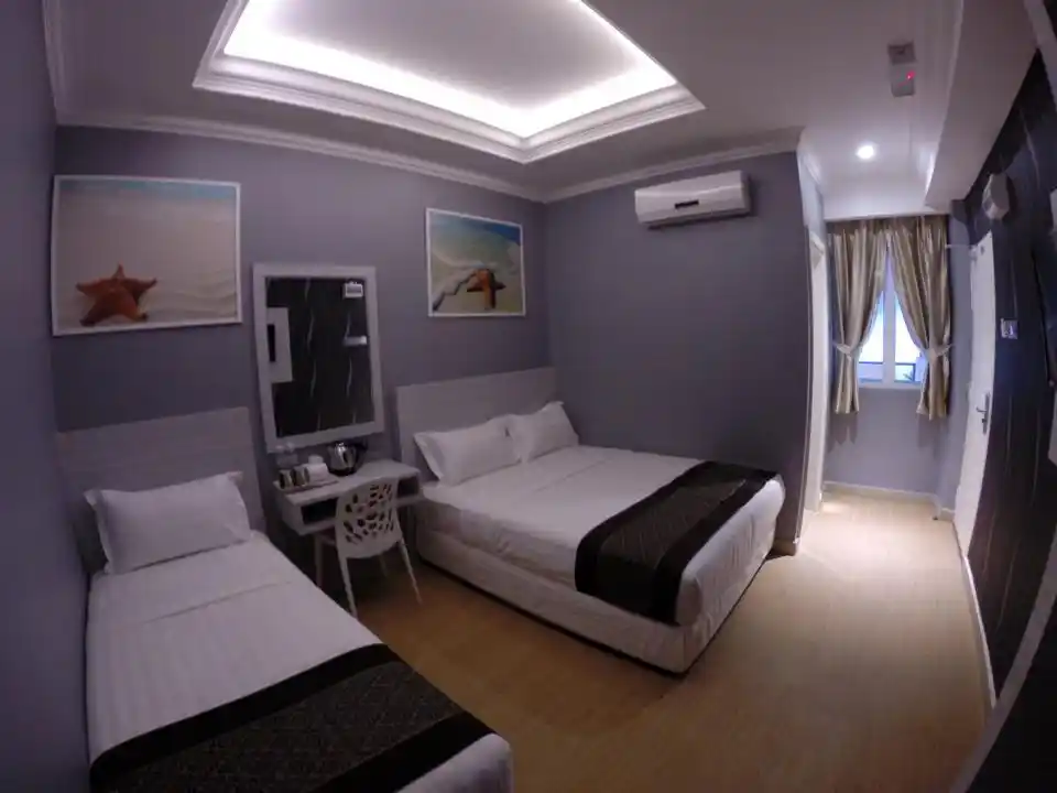 Chambre familiale standard propre et moderne à l'Ocean Inn 3, avec un lit double et un lit simple pour un hébergement économique à Semporna.