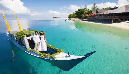 Eine einzigartige und unvergessliche Hochzeit auf dem Wasser. Glückliches Paar feiert seine Hochzeit auf dem Wasser auf einem dekorierten traditionellen Boot im kristallklaren, türkisfarbenen Meer vor Mataking.