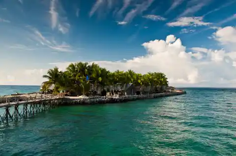 Une retraite isolée et unique sur un îlot rocheux. Le Roach Reefs Resort construit sur un petit îlot rocheux. C'est une retraite unique et isolée près de Tawau, qui bénéficie de permis pour Sipadan.
