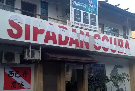 Réservez vos sorties plongée dans notre centre PADI 5*. Devanture du centre de plongée Sipadan Scuba, une structure PADI 5* IDC installée dans la ville de Semporna pour réserver vos sorties quotidiennes.